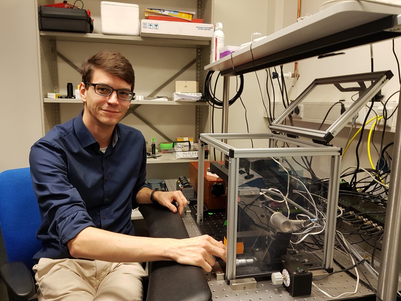 Koen Martens with the microscope he developed himself