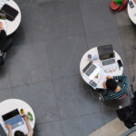 Studenten in het Forumgebouw, één per tafeltje