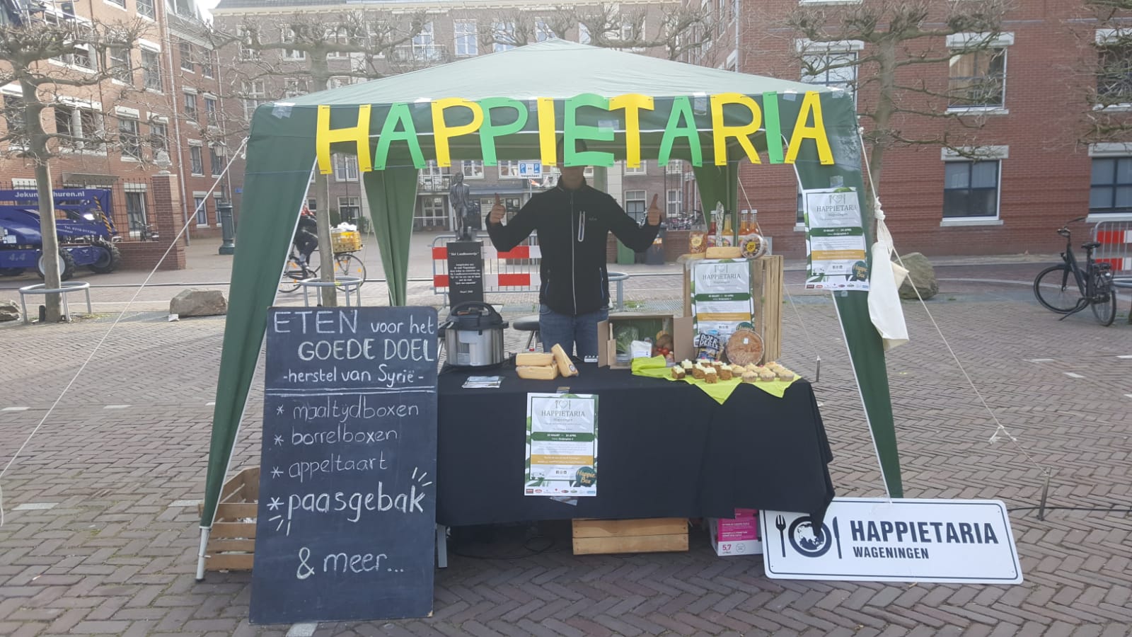 Happietariakraam op de markt in Wageningen boxen te verkopen.