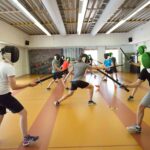 Studenten leren schermen in een sportzaal bij de Bongerd