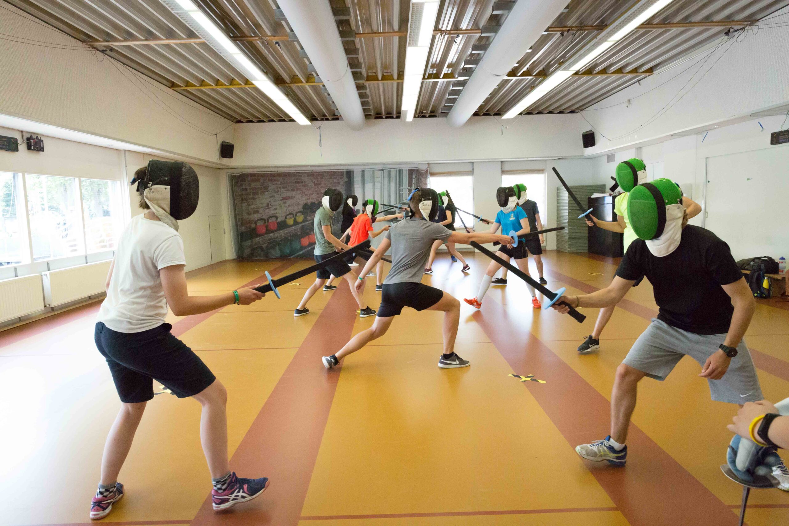 Studenten leren schermen in een sportzaal bij de Bongerd