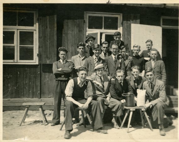 Een groep studenten, voornamelijk uit Wageningen, poseert in mei 1943 in een werkkamp van een vliegtuigmotorenfabriek in Duitsland. Achteraan in het midden staat Etienne Puylaert