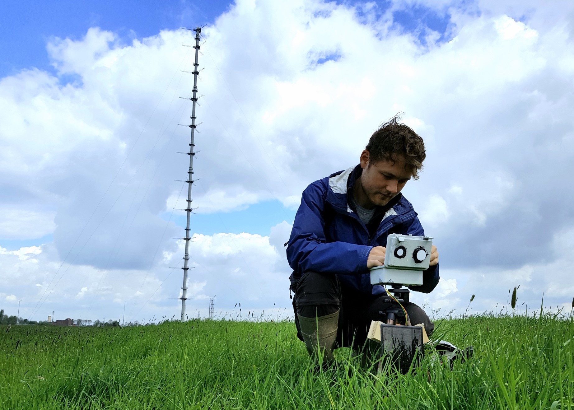 Wouter Mol controleert een van de stralingsmeters.