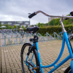 Blauwe fiets op de campus