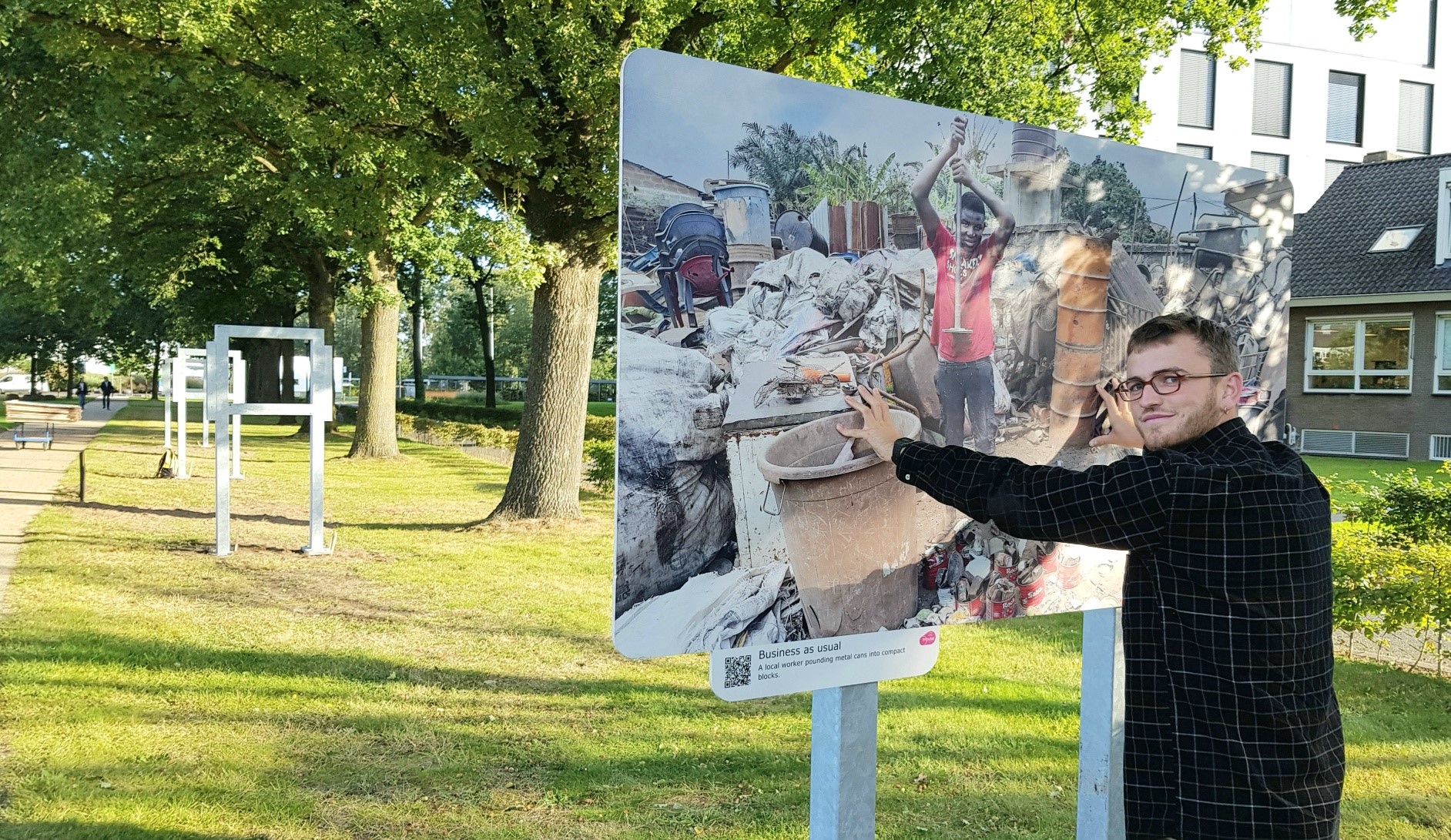 Jurriaan Veldhuizen bij een foto op de campus