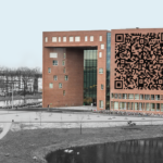 Forum met een qr-code op de gevel