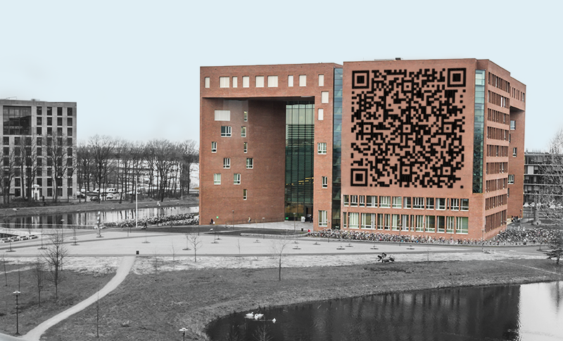 Forum met een qr-code op de gevel