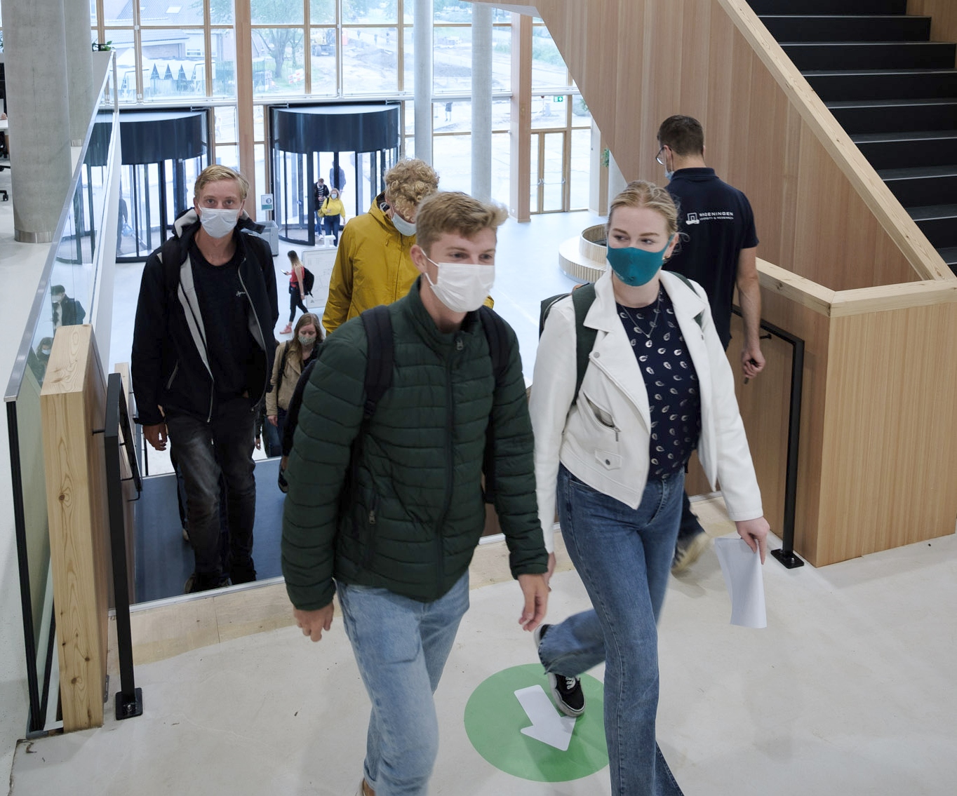 Studenten in de hal van Aurora