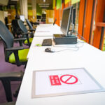 Bureaus met een Do Not Use Desk-sticker erop