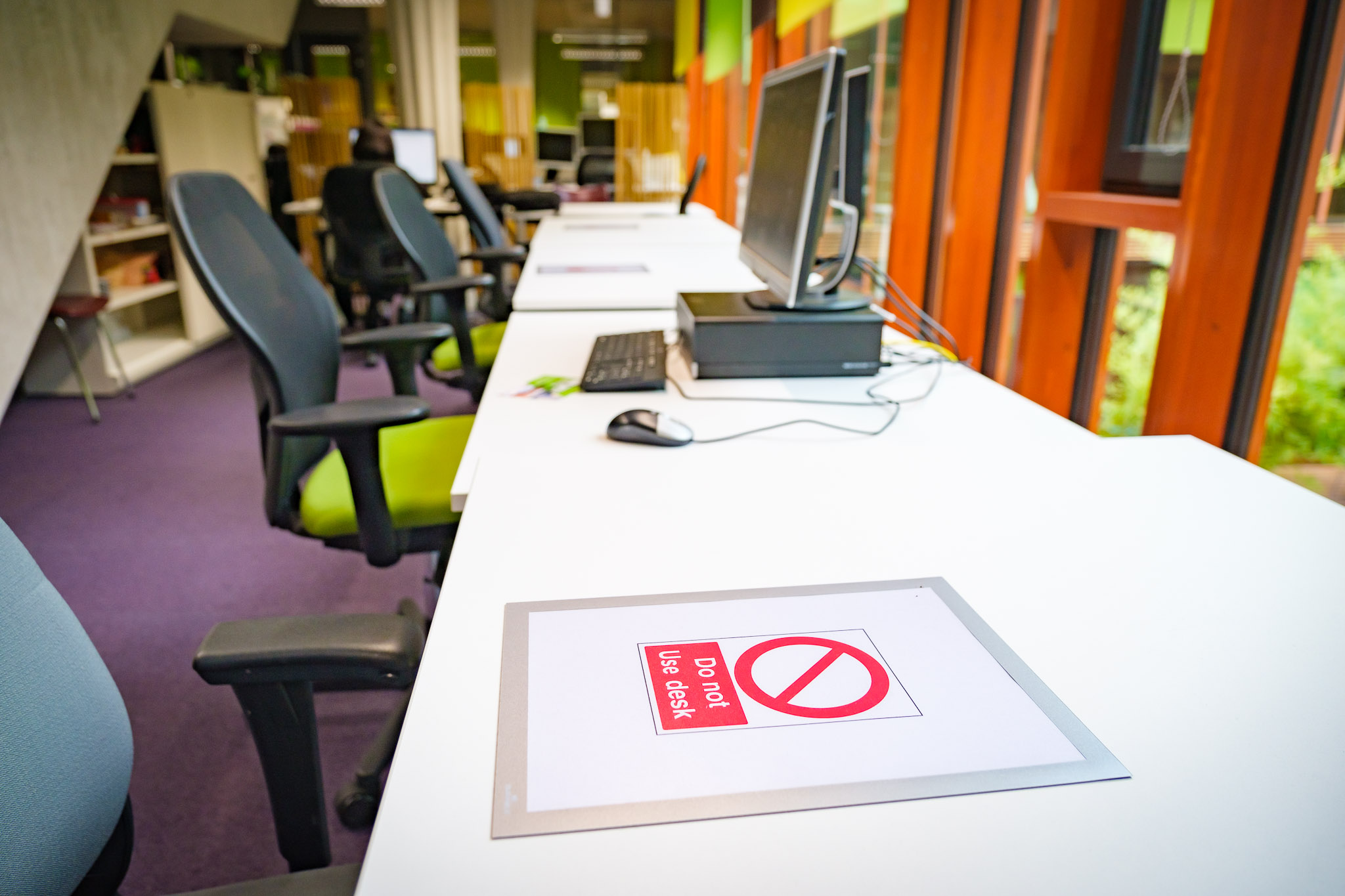 Bureaus met een Do Not Use Desk-sticker erop