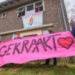 De bewoners van Eekje voor hun huis