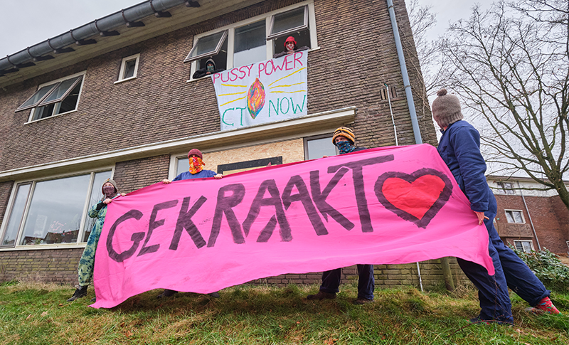 De bewoners van Eekje voor hun huis