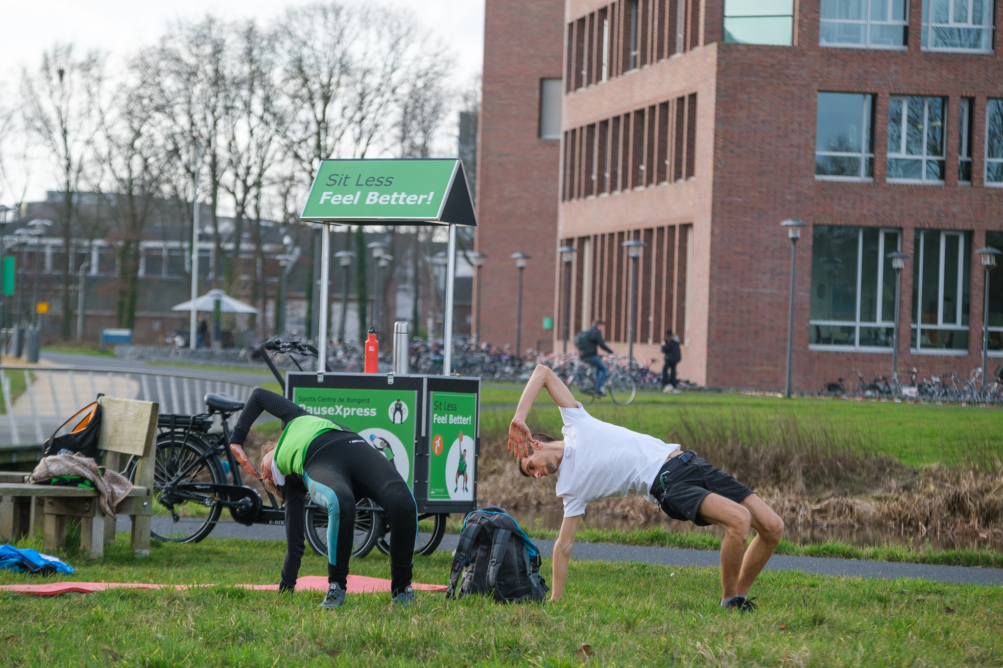 Hula hooping, frisbee and more sports on the campus