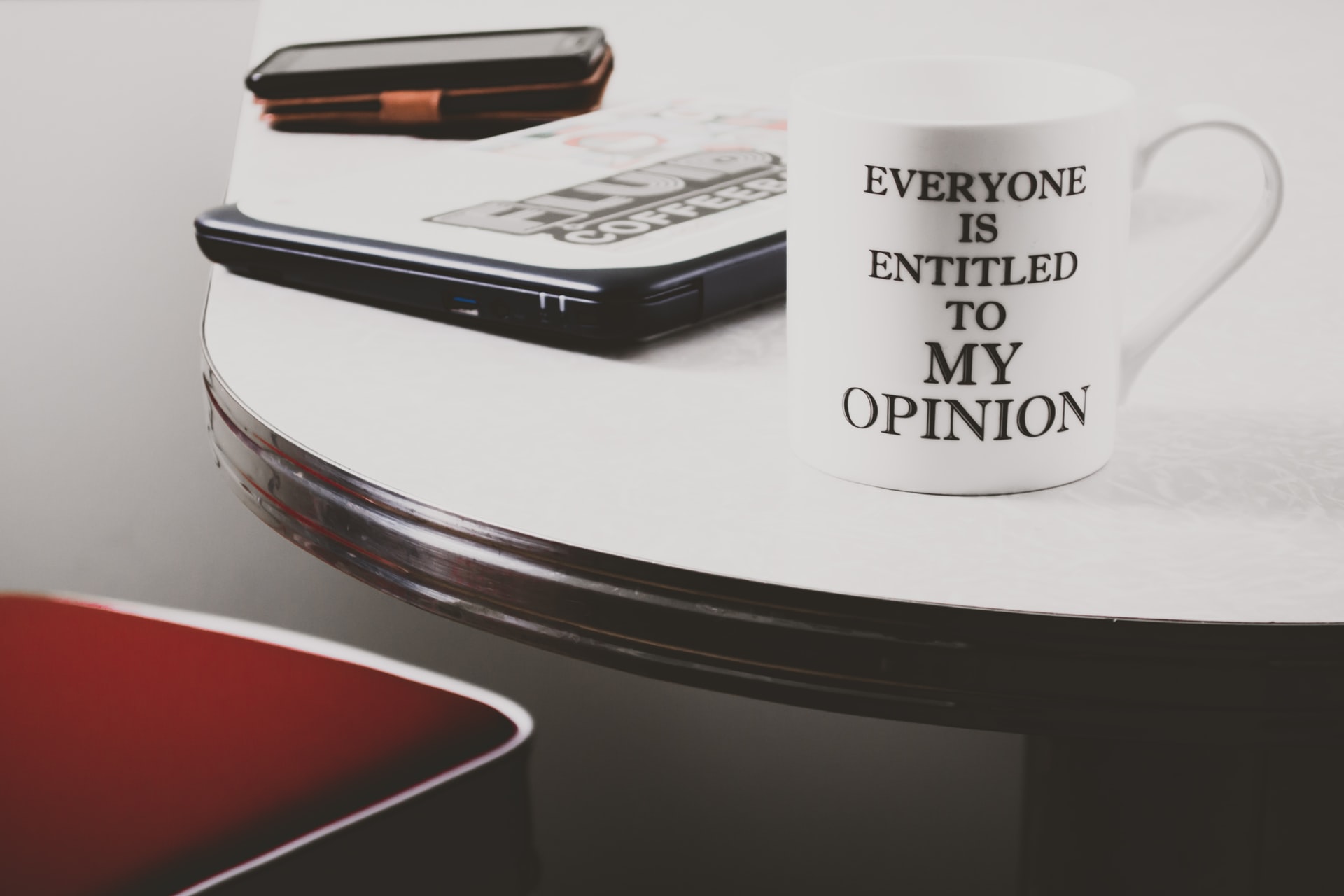 Mok met opschrift 'Everyone is entitled to my opinion'