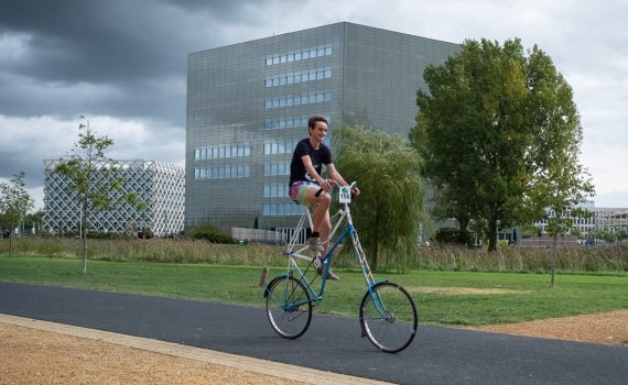 verhouding afgunst Gemaakt om te onthouden Student fietst op hoog niveau - Resource online