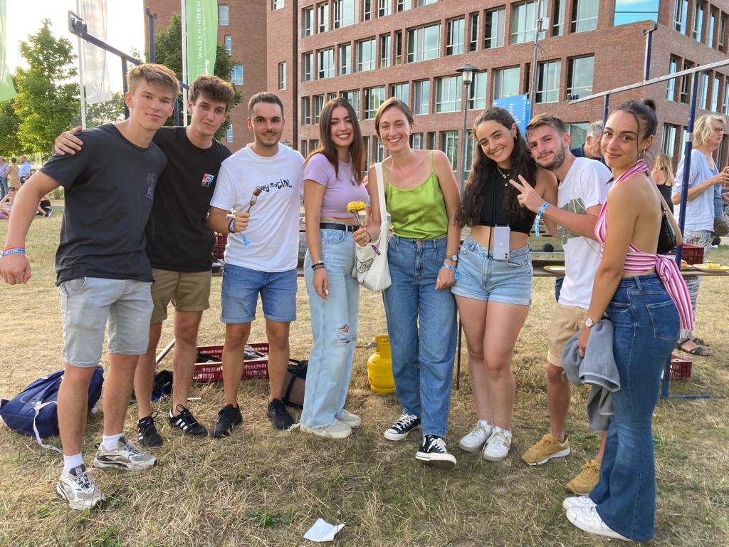 AID BBQ 2022, de Spaanse studenten waarmee Resource in gesprek raakt