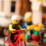 Lego-fietser in Lego-landschap