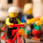 Lego-fietser in Lego-landschap