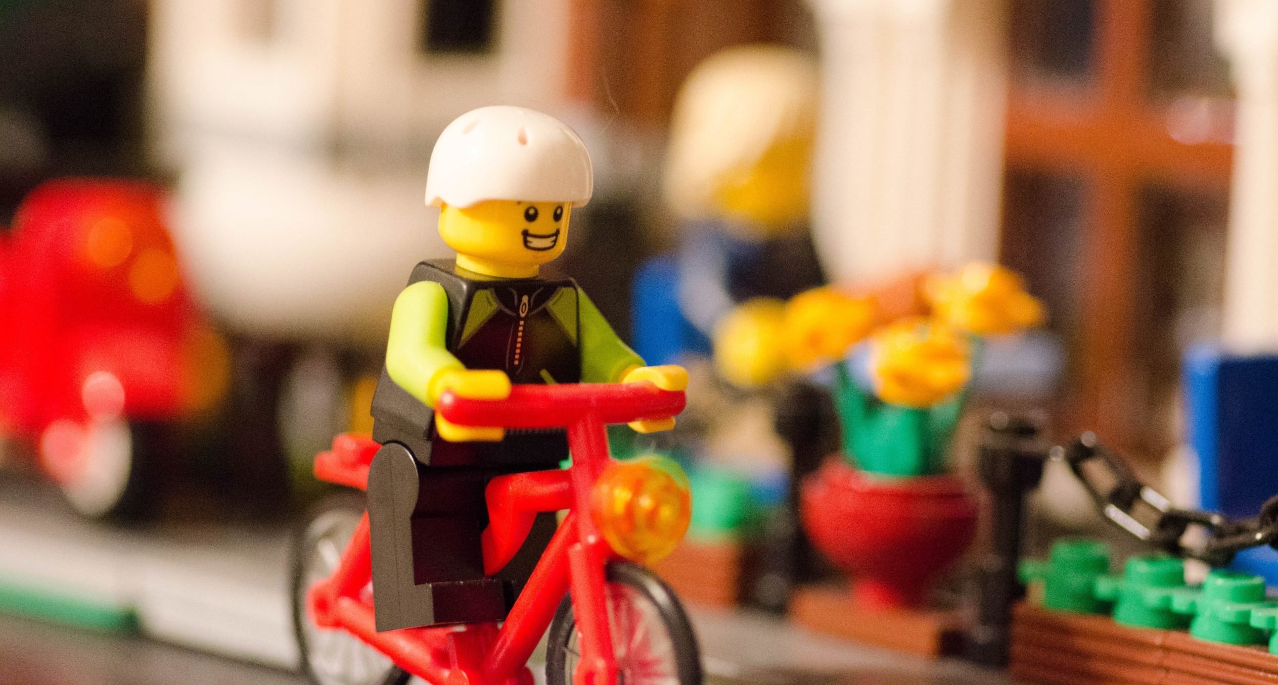 Lego-fietser in Lego-landschap