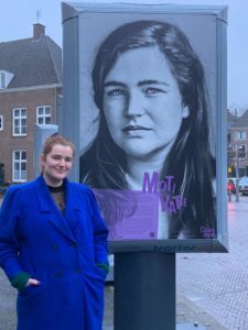 Nienke bij haar eigen portret