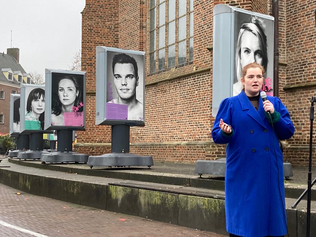 Studente Nienke tijdens haar openingswoordje