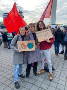 WUR-studenten demonstreren op Schiphol