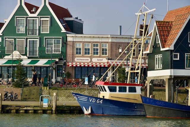 Haven en dijk in Volendam