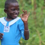 Oegandese scholier gebarentaal