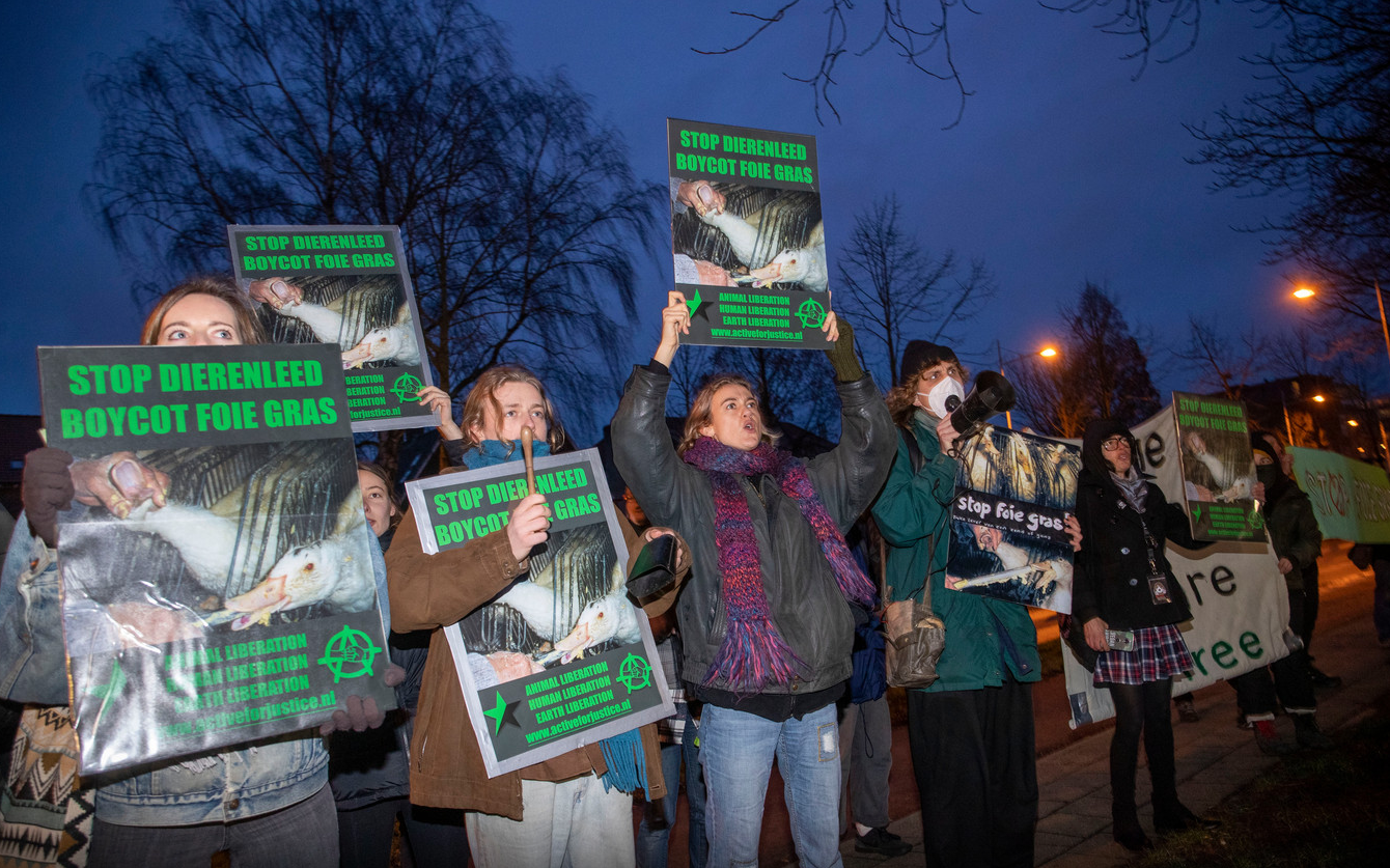 Protest tegen foie gras op Wageningse menukaarten