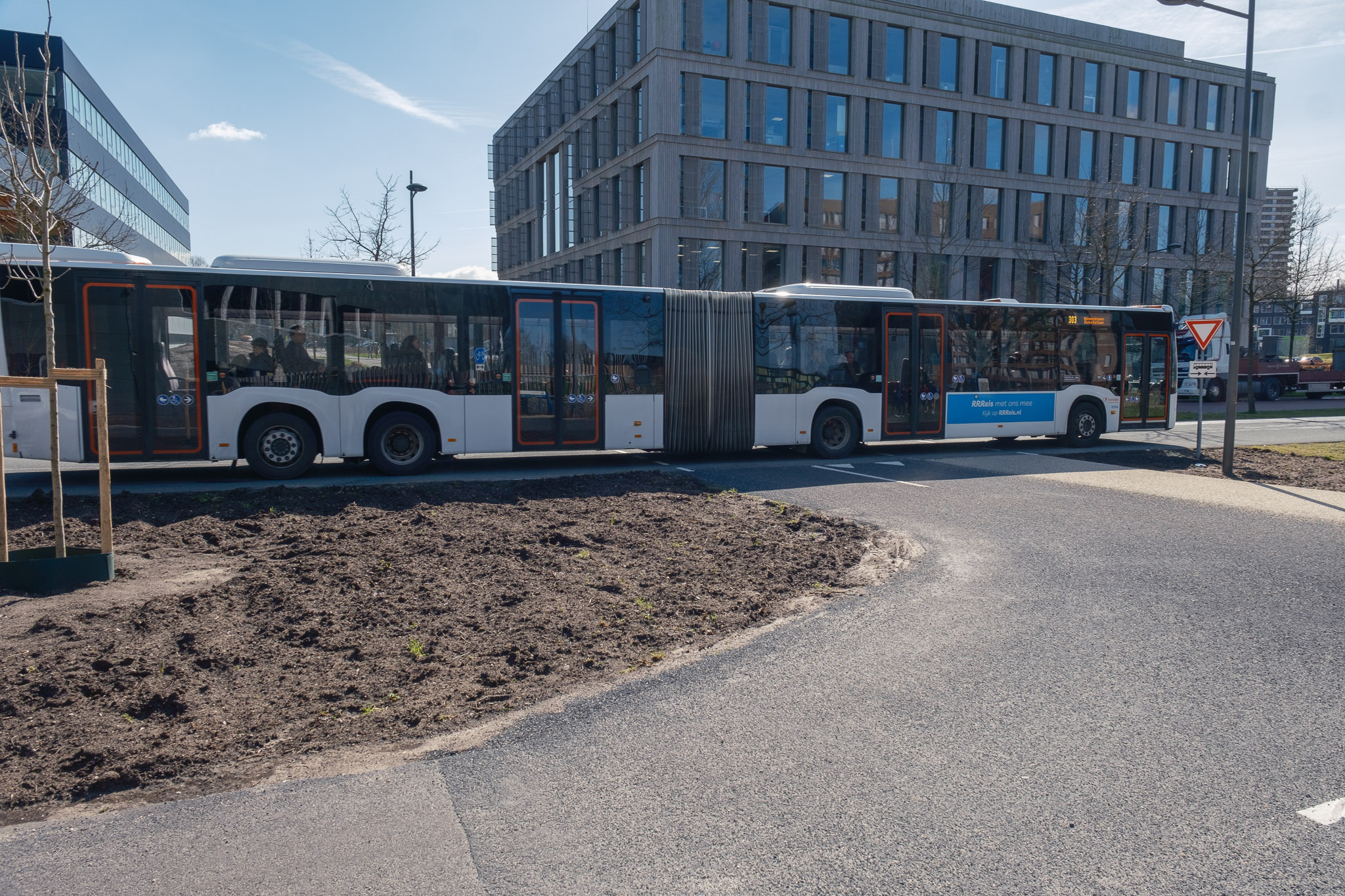 ‘Zet waarschuwingslichten bij elke busbaanoversteek’