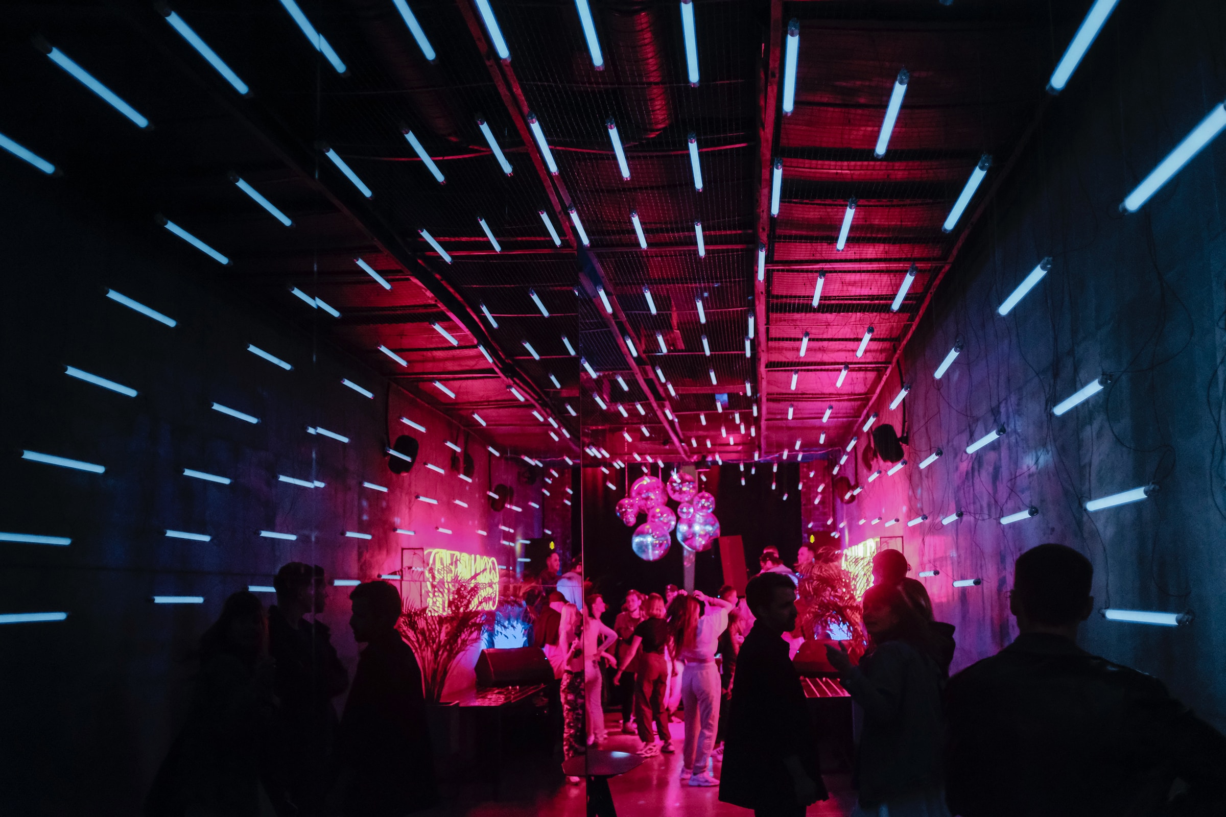 foto van een groep dansen mensen met neonlicht