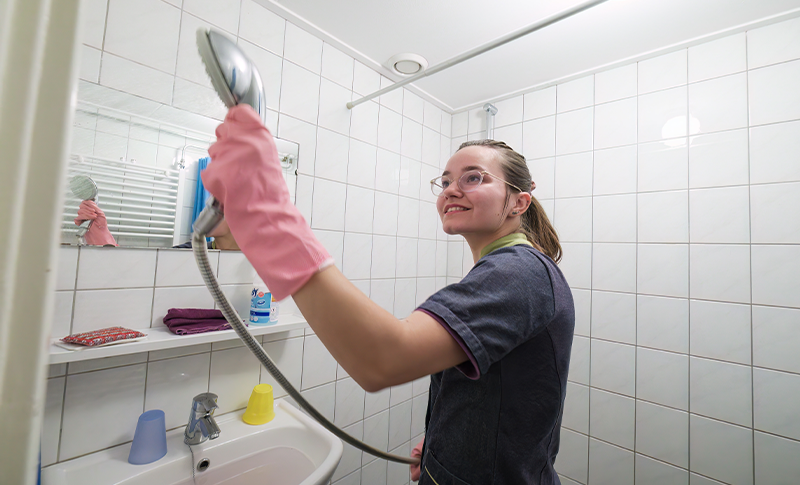 De Bijbaan: Sanne helpt poetsen