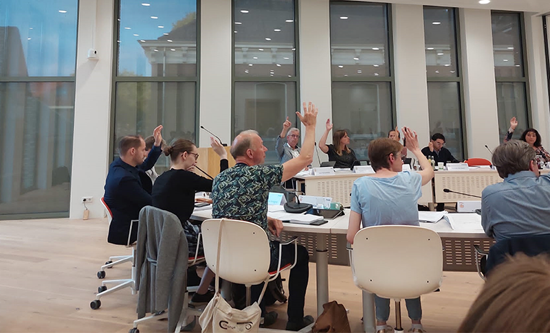 Melissa van der Lingen (tweede van links) in de Wageningse raadszaal. Eigen foto