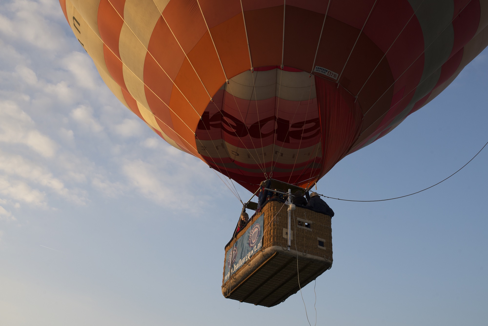 Measuring wind with a hot air balloon