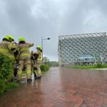 Brandweerlieden buiten bij Atlas