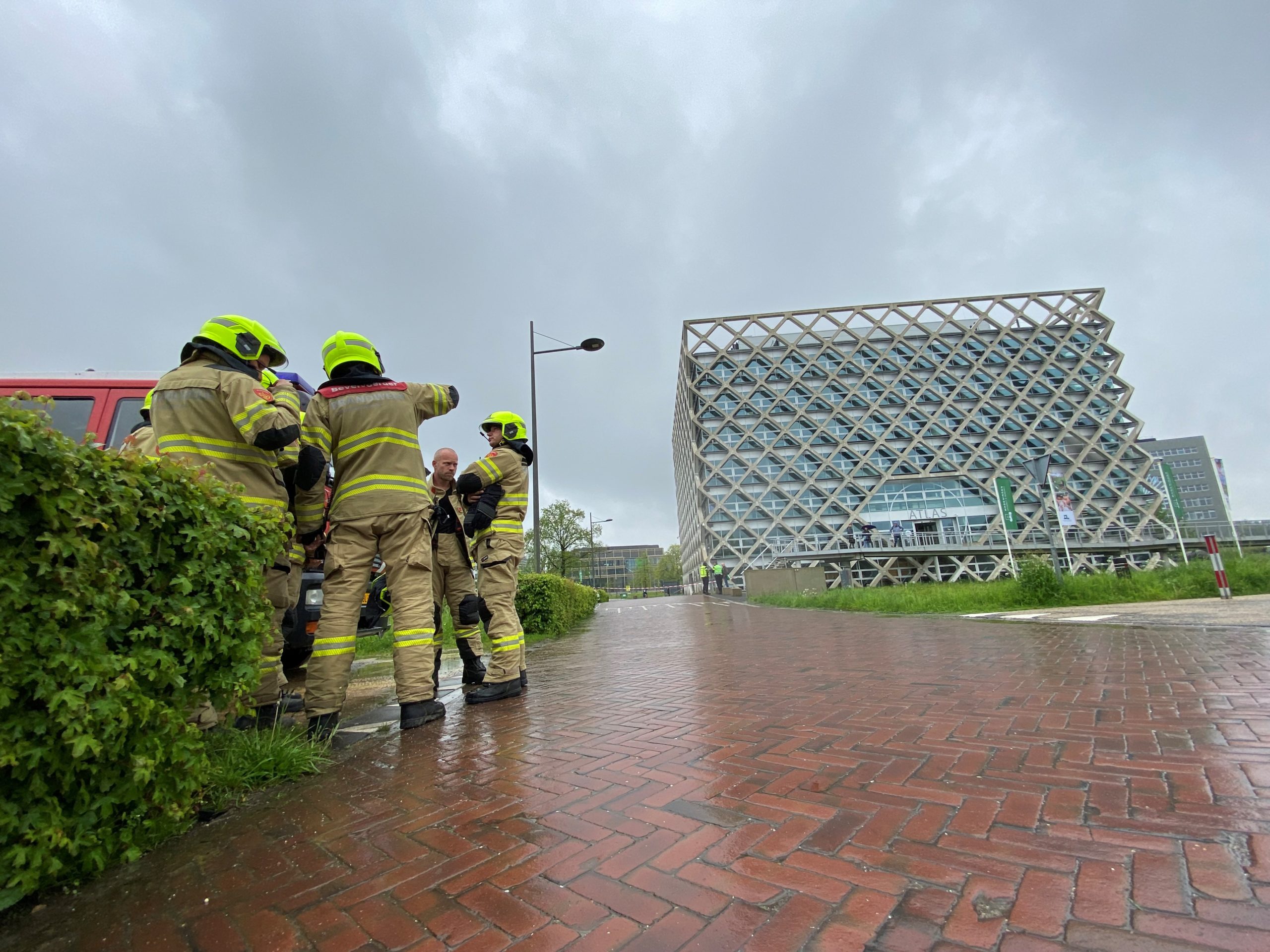 Brandweerlieden buiten bij Atlas