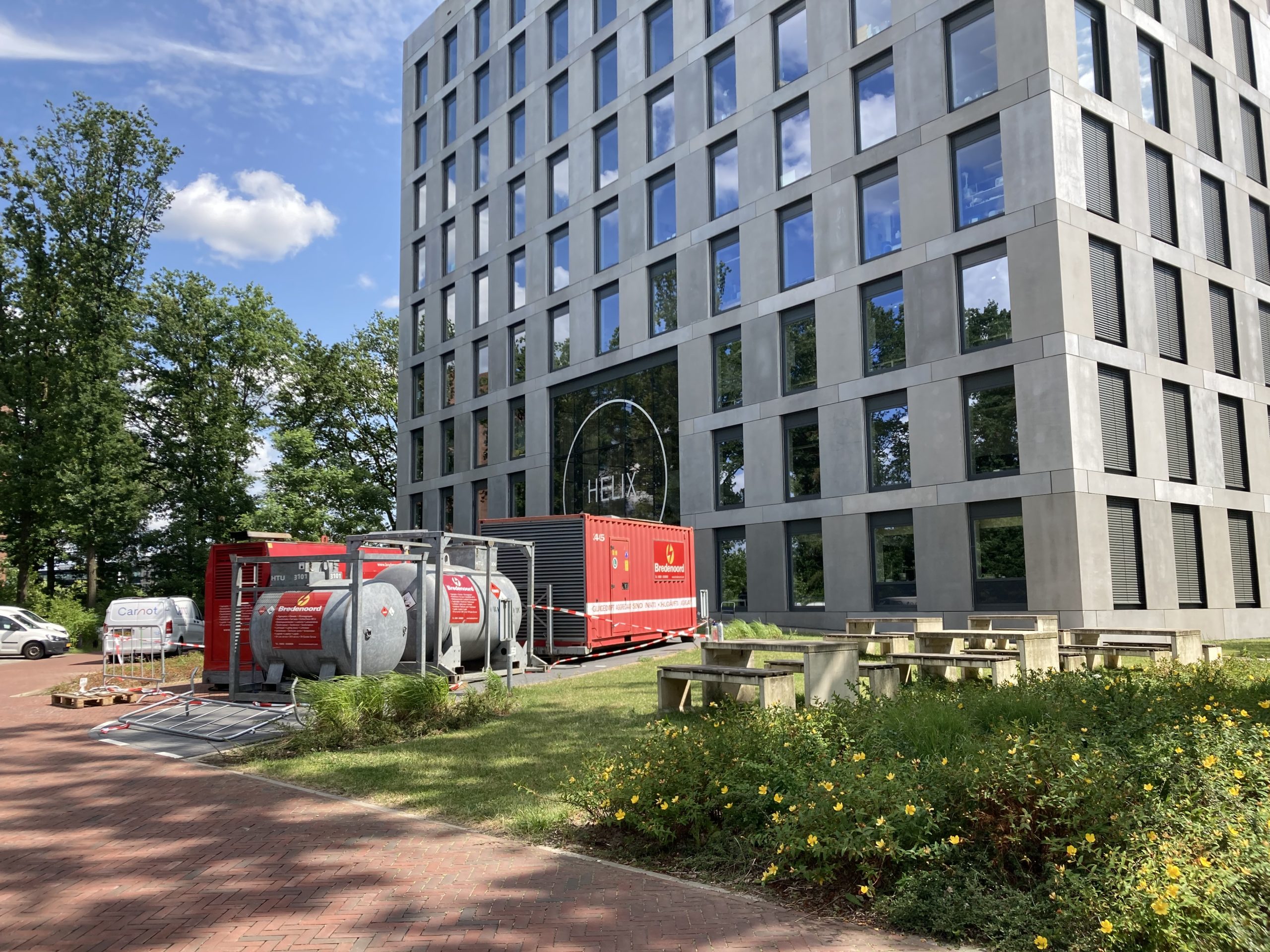 Aggregaten op de parkeerplaats voor Helix