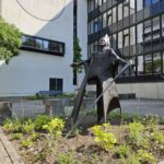 The Teacher of the Year receives a replica of the ‘teacher’ sculpture of which the original can be seen in front of the Leeuwenborch building. Photo Luuk Zegers