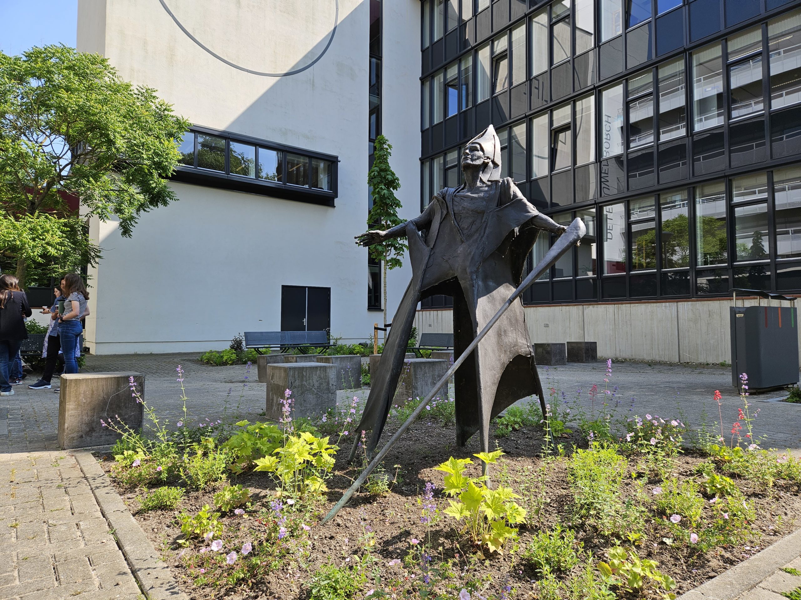 The Teacher of the Year receives a replica of the ‘teacher’ sculpture of which the original can be seen in front of the Leeuwenborch building. Photo Luuk Zegers