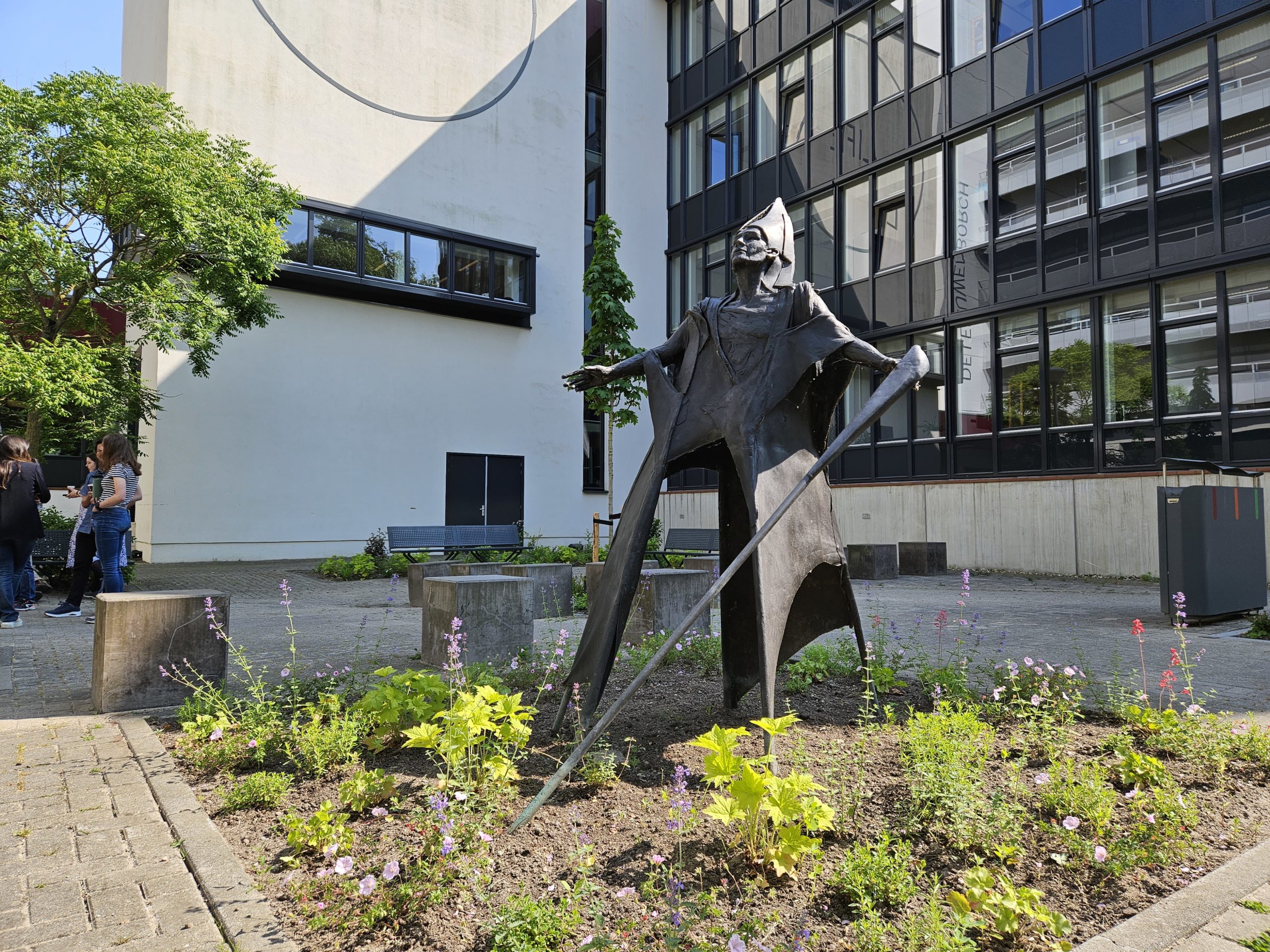 De Teacher of the Year ontvangt een replica van het beeld ‘de leermeester’ dat voor Leeuwenborch staat. Foto Luuk Zegers