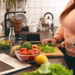 Vrouw met overwicht staat te koken