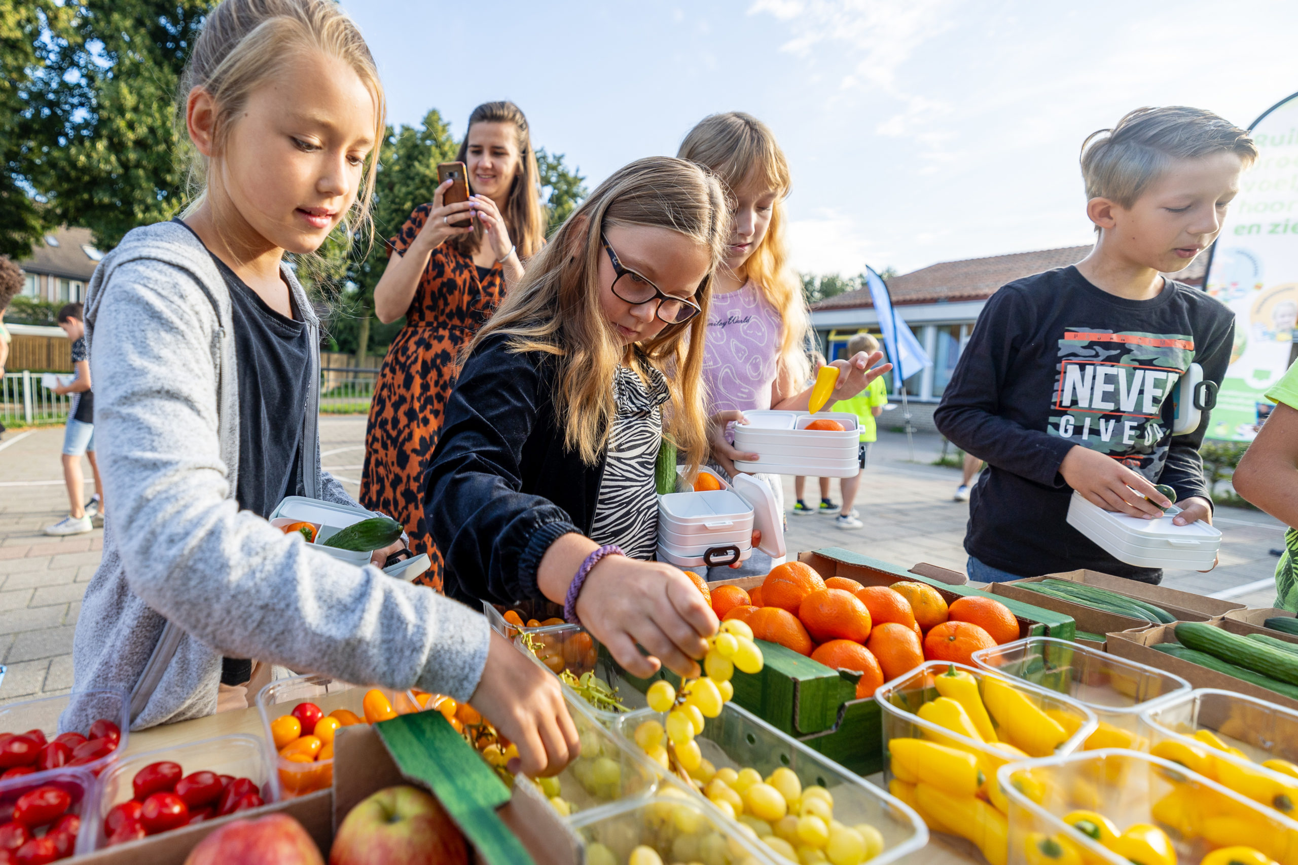 Weg met rommel in lunchtrommel