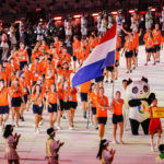 Nederlandse studentensporters zwaaien met de Nederlandse vlag tijdens de openingsceremonie van de World University Games in Chengdu, China