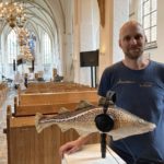 Remco de Kluizenaar bij zijn Noordzee-opstelling in de Grote Kerk