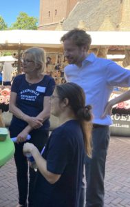 Sjoukje Heimovaara en burgemeester Floor Vermeulen bij de 'eiwit-tafel'.