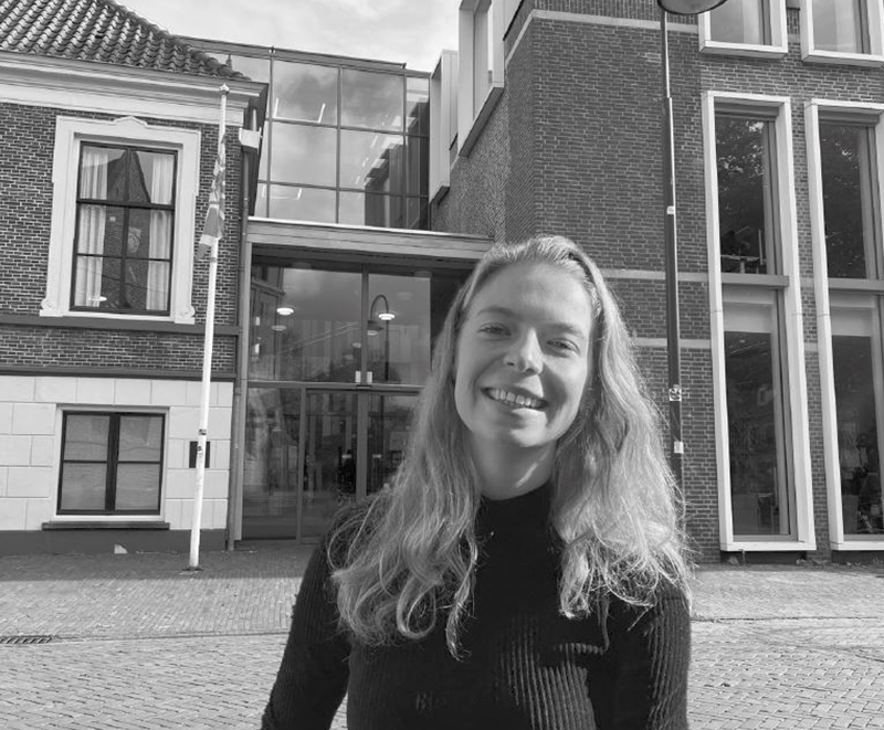 Jonna Brantjes in front of the Wageningen municipality. Photo Sterre-Lotte Lemereis/ Larissa Mulder