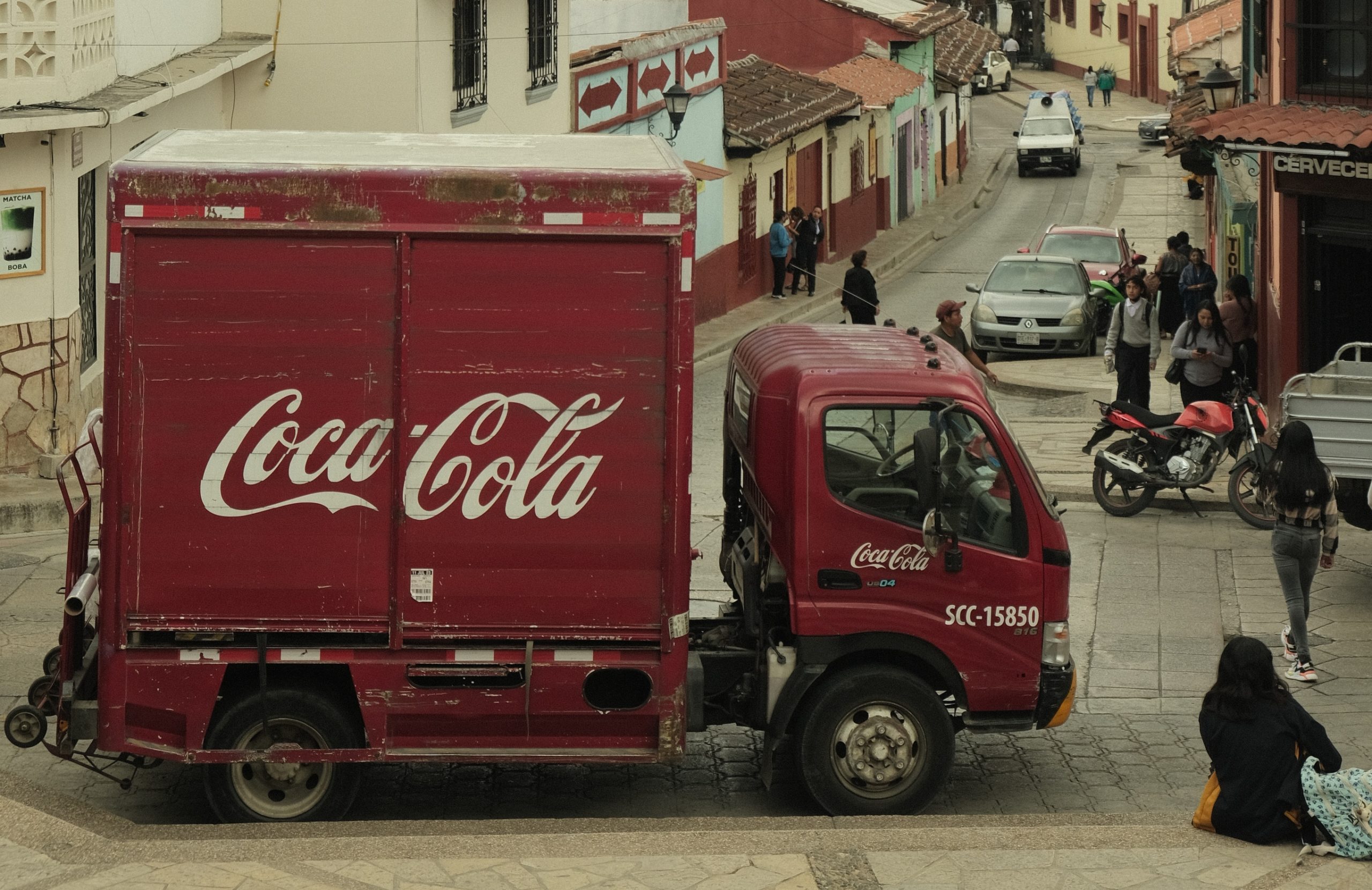 Een Coca-Colawagen in San Cristobal de las Casas. Foto Austin Curtis Unsplash