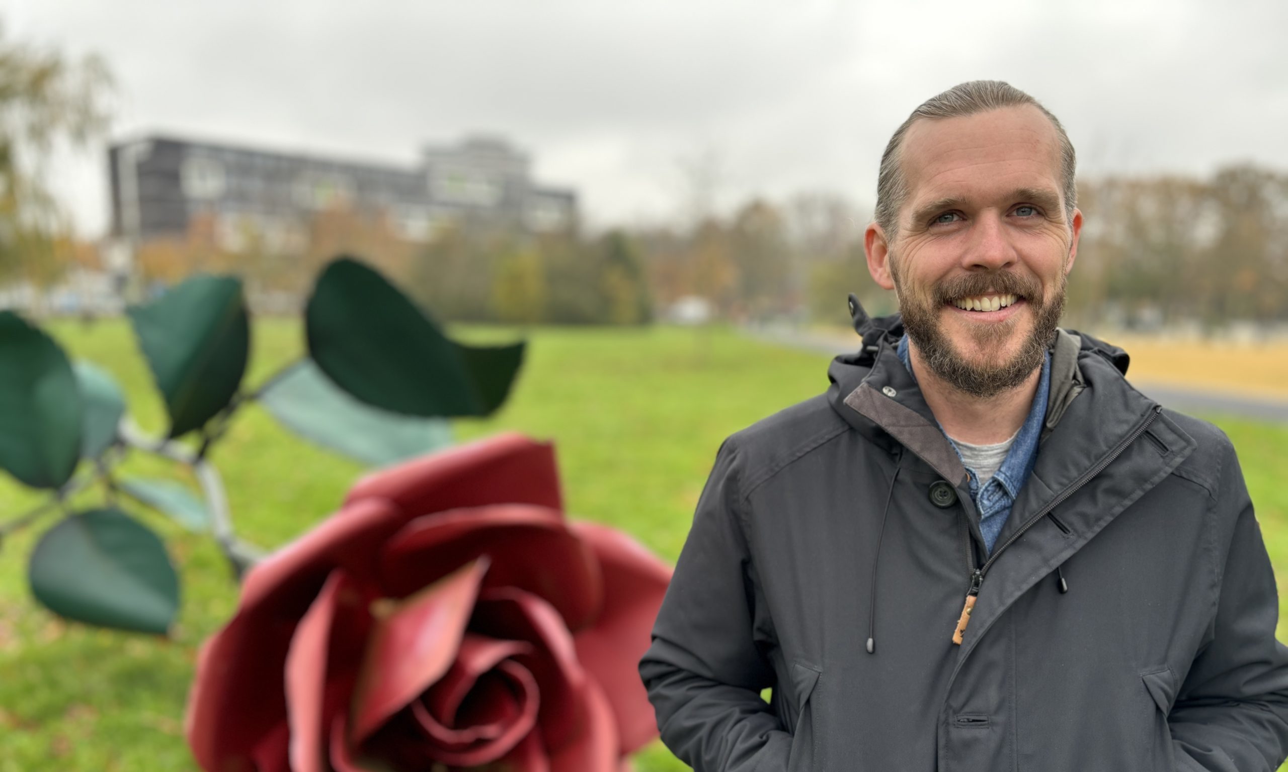 De 'Roos van staal' voor Forum vormt woensdag om 13.15 uur het vertrekpunt van Joost Baars' rondje langs de Wageningse stembureaus.