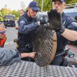 Man heeft vinger vastgelijmd in putdeksel bij A12-protesten oktober 2023