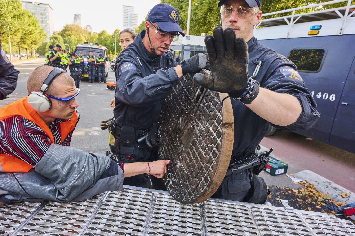 Man heeft vinger vastgelijmd in putdeksel bij A12-protesten oktober 2023